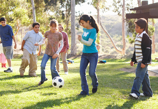 Niños jugando al fútbol