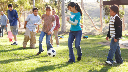 Niños jugando al fútbol