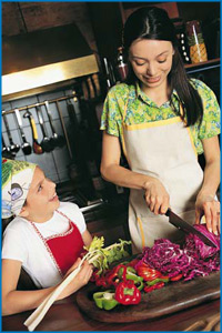 Mama y hija cocinando